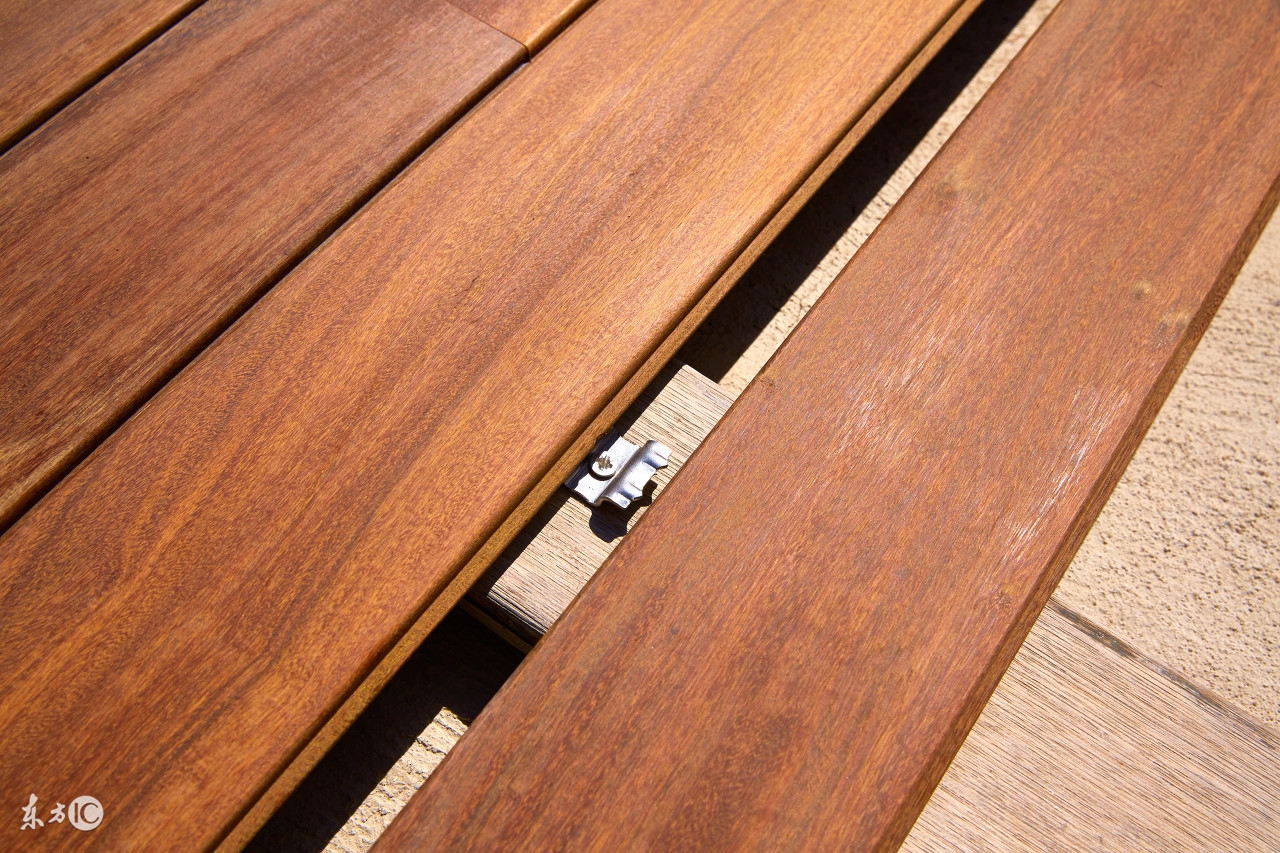 木地板踩上去咯吱响怎么解决,木地板踩上去咯吱咯吱响解决办法