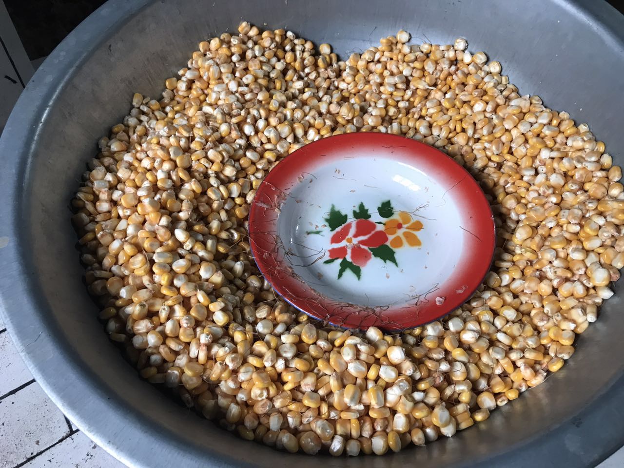 农村小伙走街串巷做爆米花,农村大哥自制老式爆米花