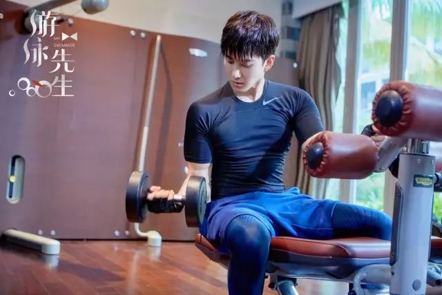 Mike秀人鱼线大长腿,还要撩鞠婧祎,这是励志版“蓝色大海”