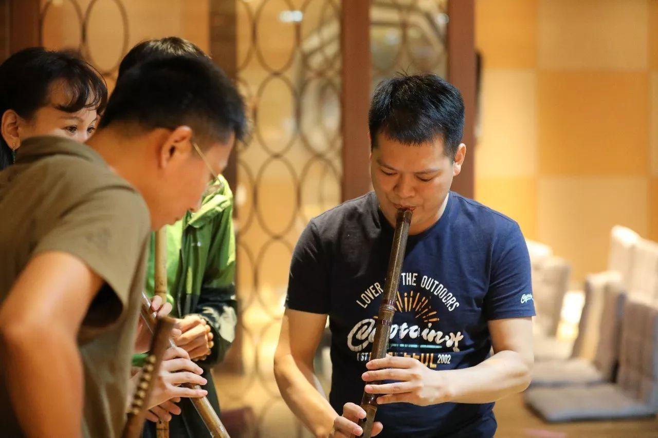 金风送爽同邀月下联,金风送爽迎中秋