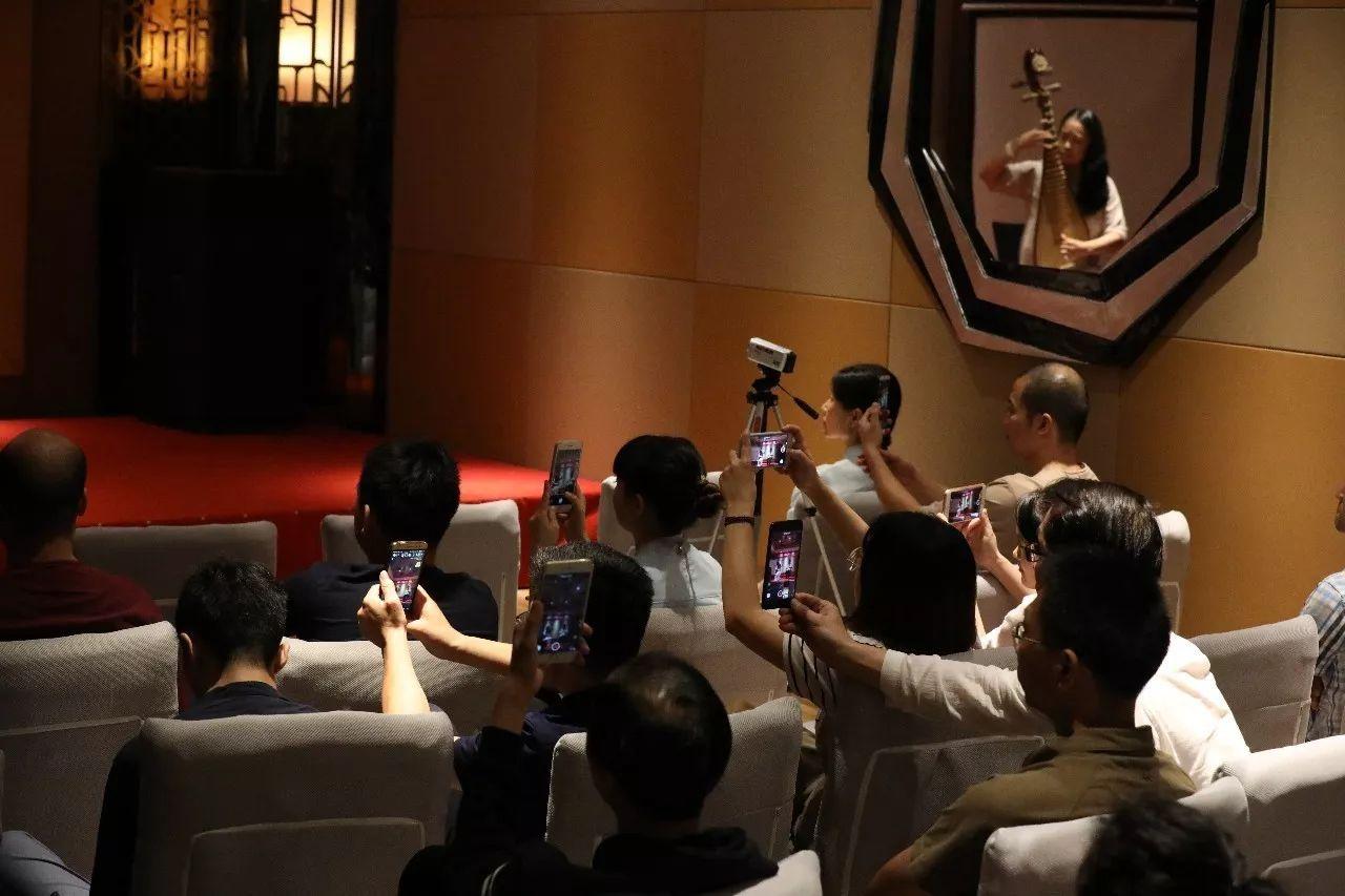 金风送爽同邀月下联,金风送爽迎中秋