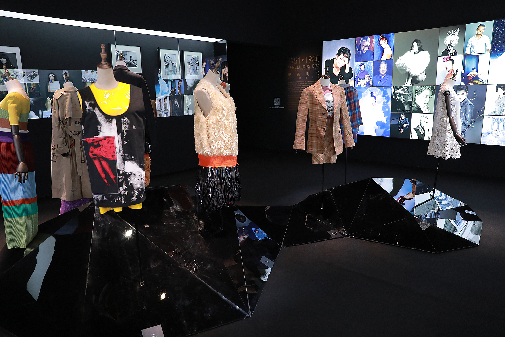 6个艺术主题回顾时尚界的150年：他们高喊“要*爱做**，不要战争”