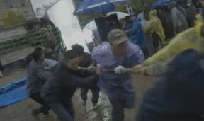 假摔、吊威亚、真人被撞飞，影视剧中的车祸戏是这么拍的？！