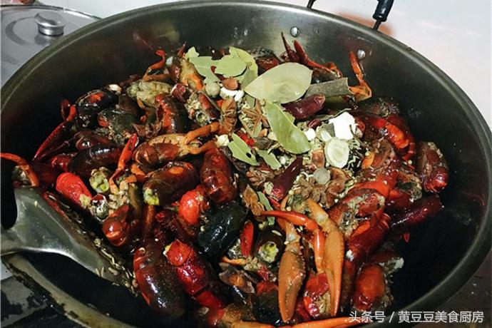 湖北油焖小龙虾加黄瓜的正宗做法,油焖小龙虾加土豆和黄瓜家常做法