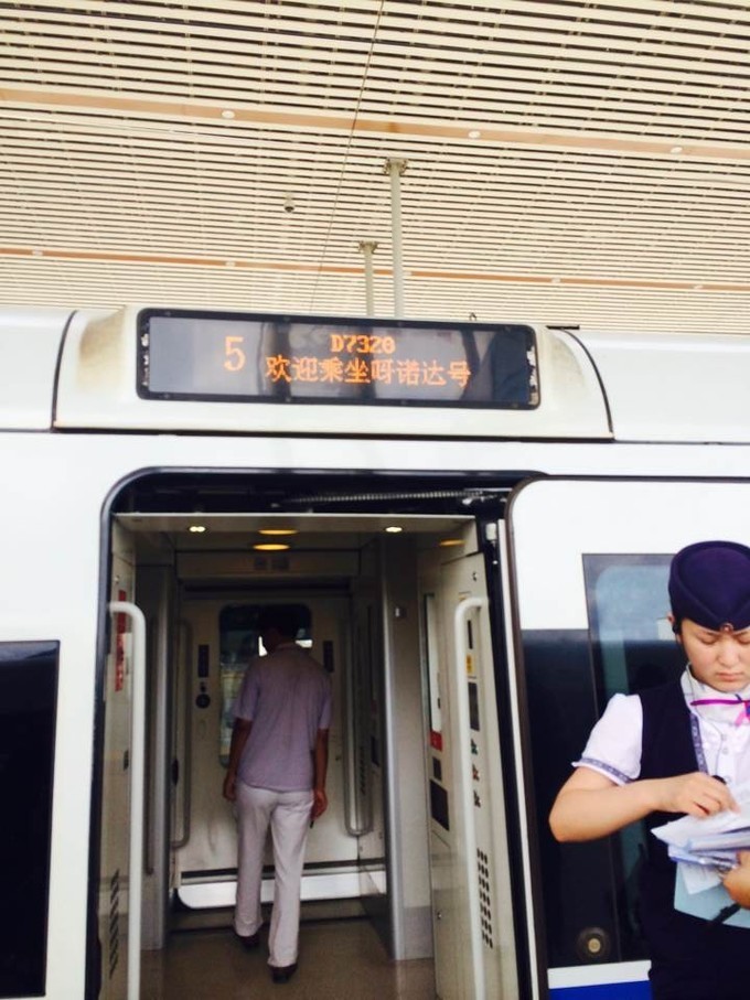 在三亚的沙滩上晒太阳,三亚海边晒太阳