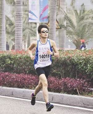 中超开赛仪式踢足球小孩,中超比赛入场仪式视频