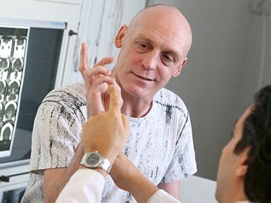 中指发麻警惕四种病,晨起时手指麻木是什么原因