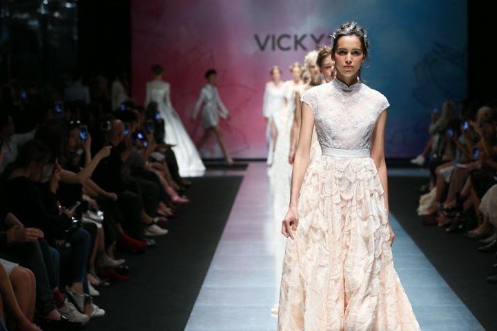 首登米兰，亲子女王“荷”你引领世界亲子装潮流