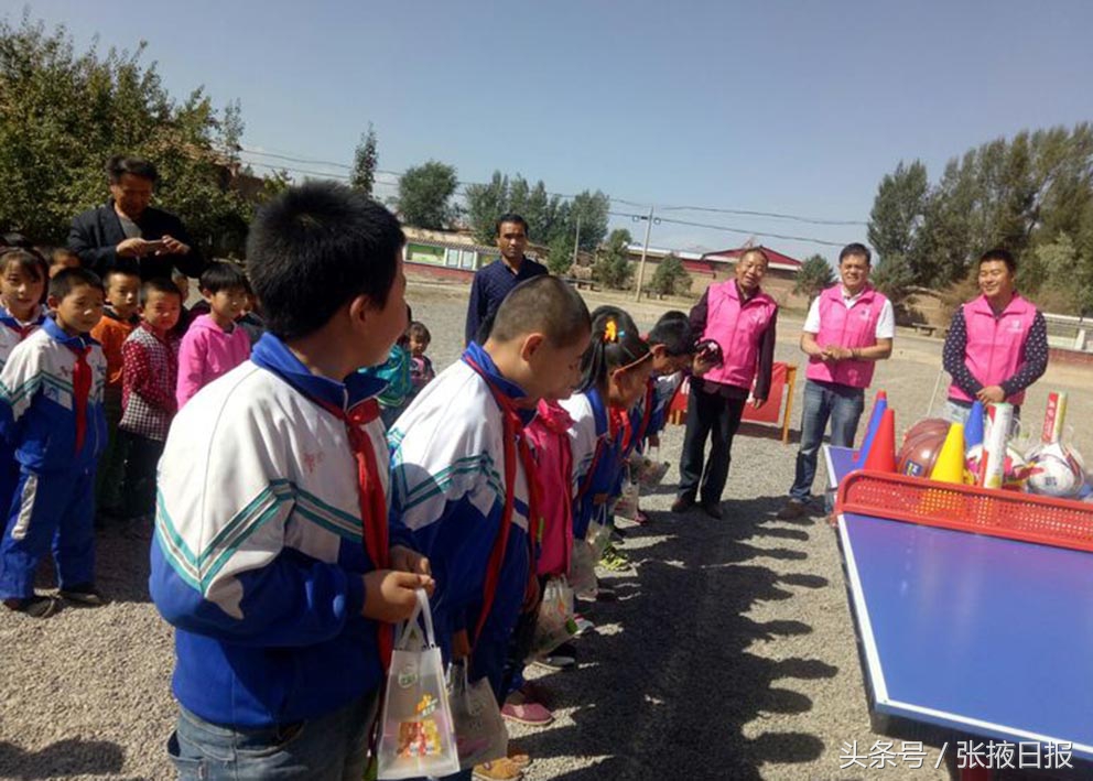 暖流志愿者,志愿者慰问贫困学生送爱心送温暖