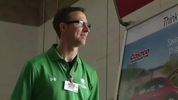 他是一名超市检票员,却依靠神奇画风,给大家带来快乐