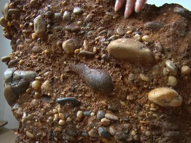 村民挖出亿年怪石,挖出千年巨石洞的视频