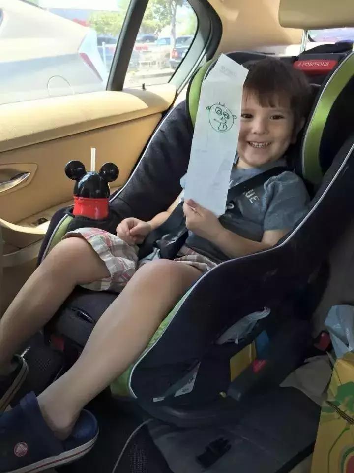 他是一名超市检票员,却依靠神奇画风,给大家带来快乐