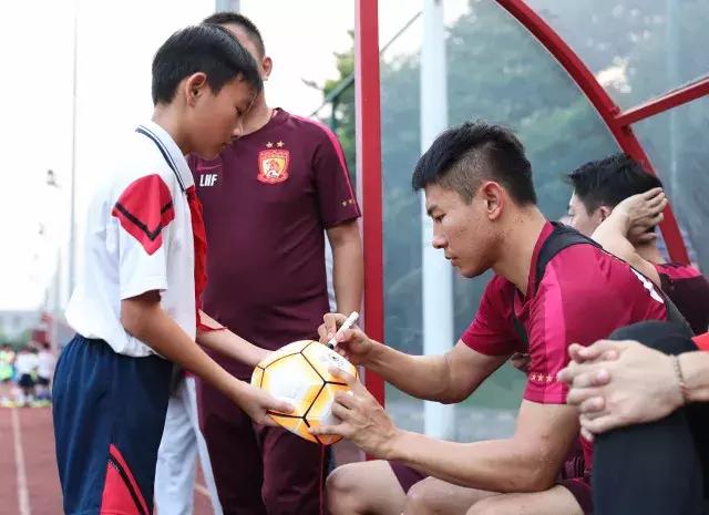 种子计划｜足球小将走进恒大基地傅博讲解阵型战术