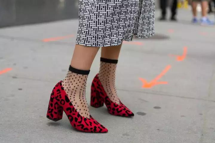 秋冬长筒竖条袜怎么搭配鞋子,和船袜一起搭配的鞋子有哪些