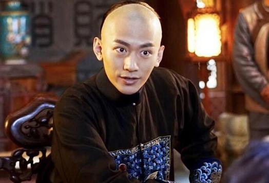 那年花开吴泽出事了，周莹有儿子了，这儿子的来历早有暗示了