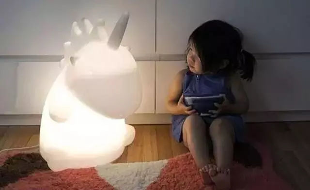 微弱的小夜灯会影响宝宝发育吗,开夜灯会导致孩子早熟怎么办