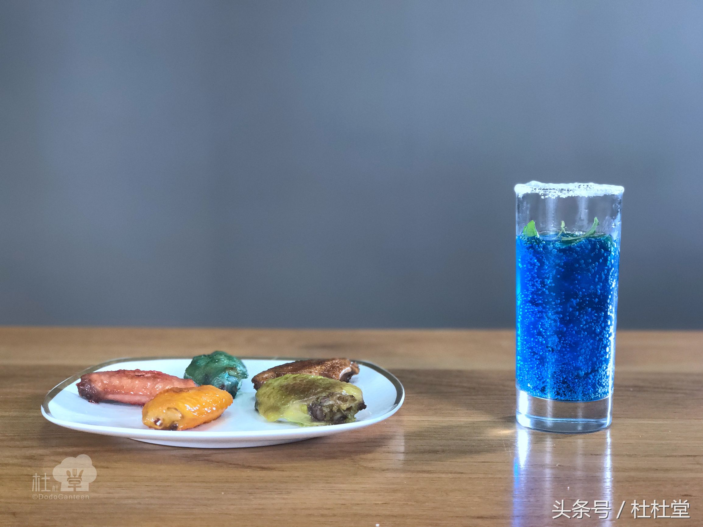 用一杯可乐做出四瓶饮料,用蓝色可乐做酒