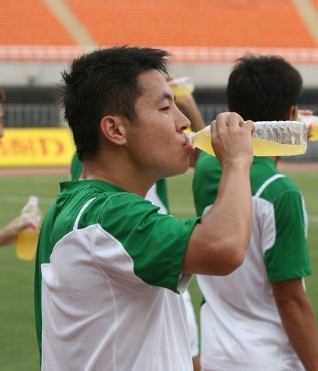 踢足球喝什么,踢足球一天喝多少水合适