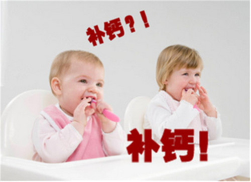 宝宝夜里睡觉突然大哭打挺,满月宝宝半夜哭闹打挺是怎么回事