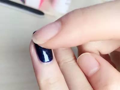 涂甲油胶的正确姿势,涂甲油胶的正确诀窍