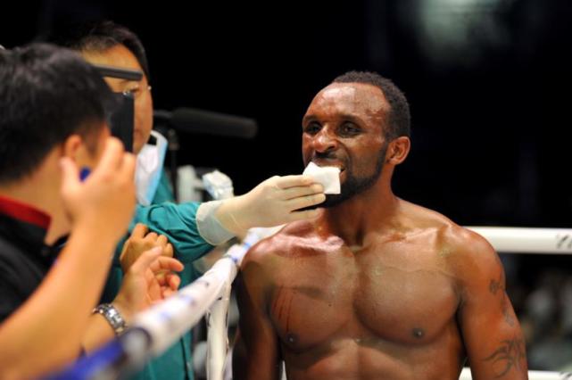 黑人拳王傲慢瞧不起中国武术，结果被19岁小将一招就把嘴唇踢裂