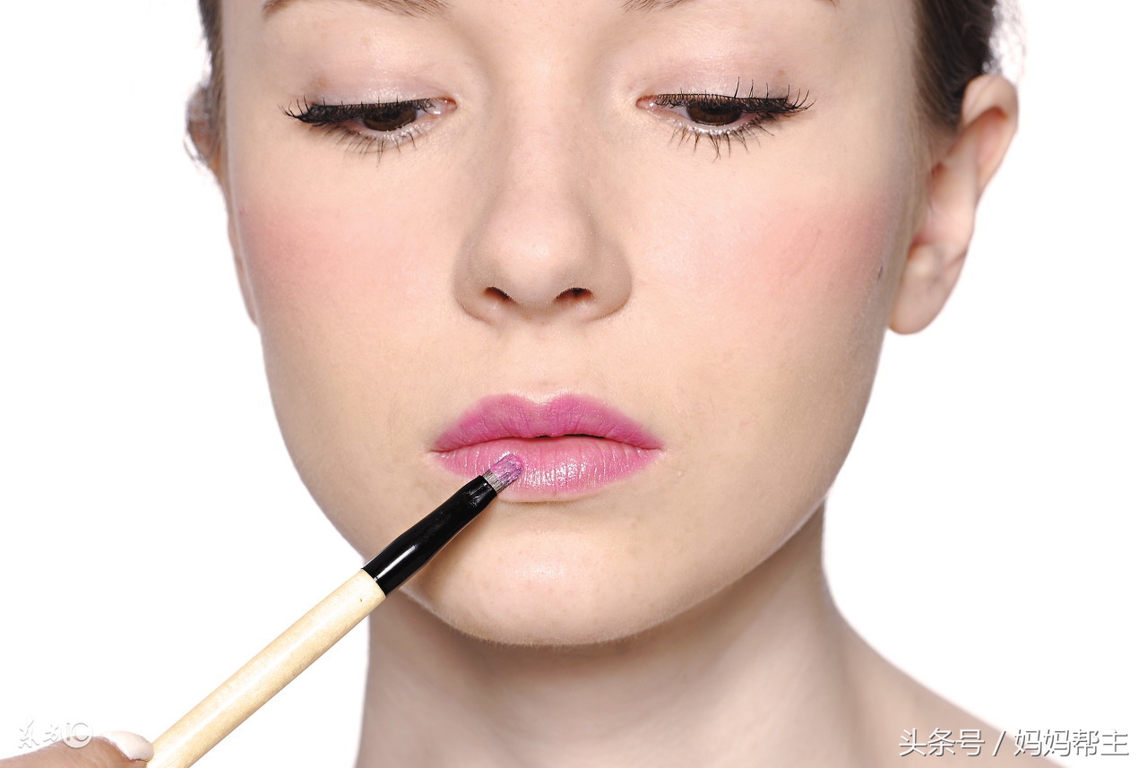 唇膏怎么画最简单又漂亮,怎么样正确画唇膏