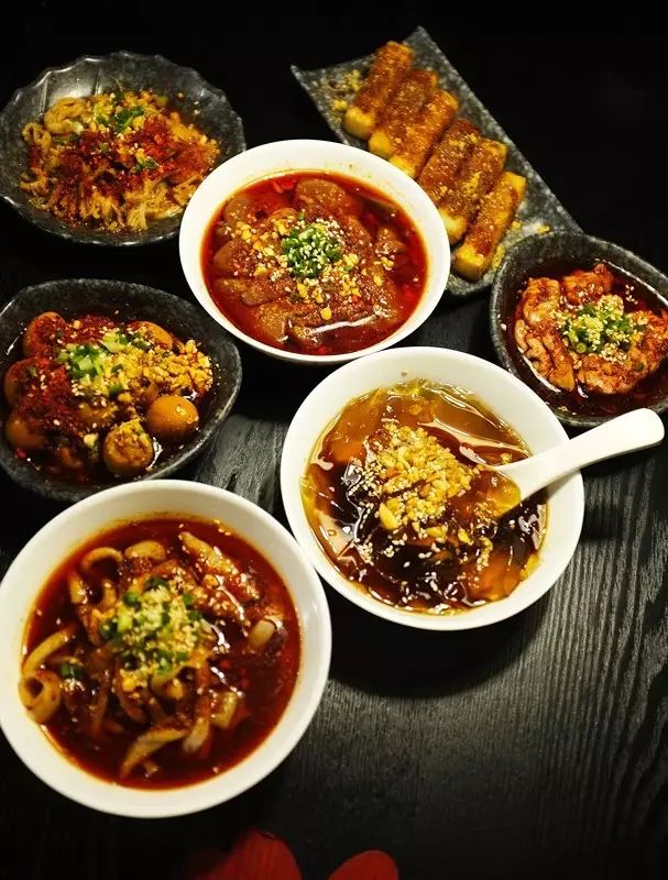 海归老板放弃百万年薪，怒倒600份汤底为找纯正的成都串串味道