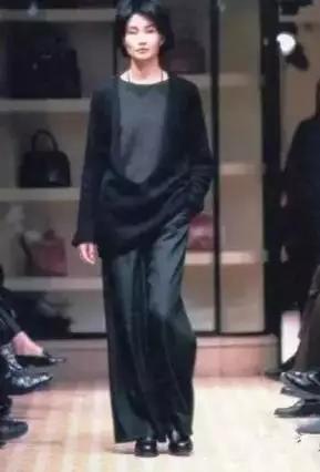 张曼玉走秀只能用高级来形容，而范爷这T台姿势眼神和张馨予好像