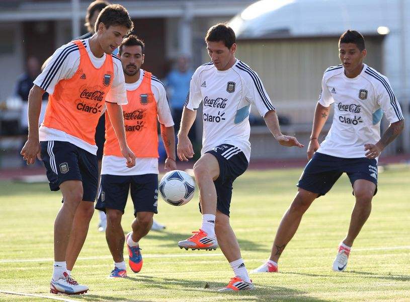 梅西赛前热身可爱版,梅西大巴黎赛前热身