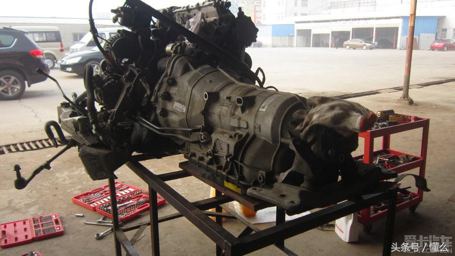 宝马320I大修发动机解决严重烧机油、冒蓝烟、尾气发臭问题