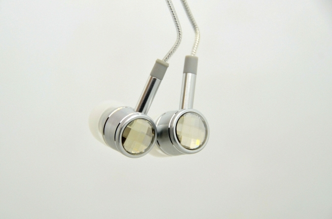 金属感十足的耳机,发光头戴式耳机测评