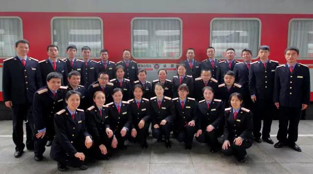 火车列车员真实工作,火车上的列车员一个月工资多少钱