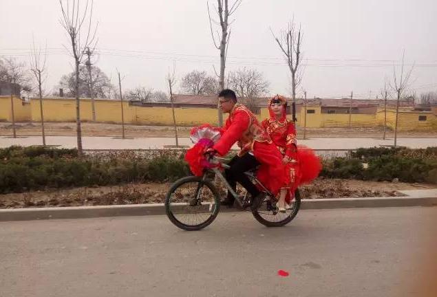 东阿小伙结婚,淮南小伙骑自行车接亲