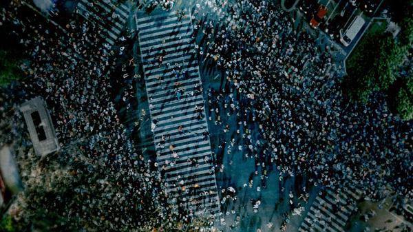 在东京涩谷最拥挤的十字路口,日本东京涩谷人群拥挤