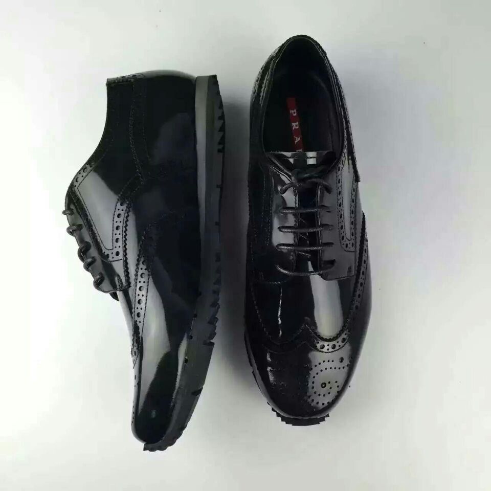 prada衣服新款主推系列 (prada中古款跟专柜款白标一样吗)