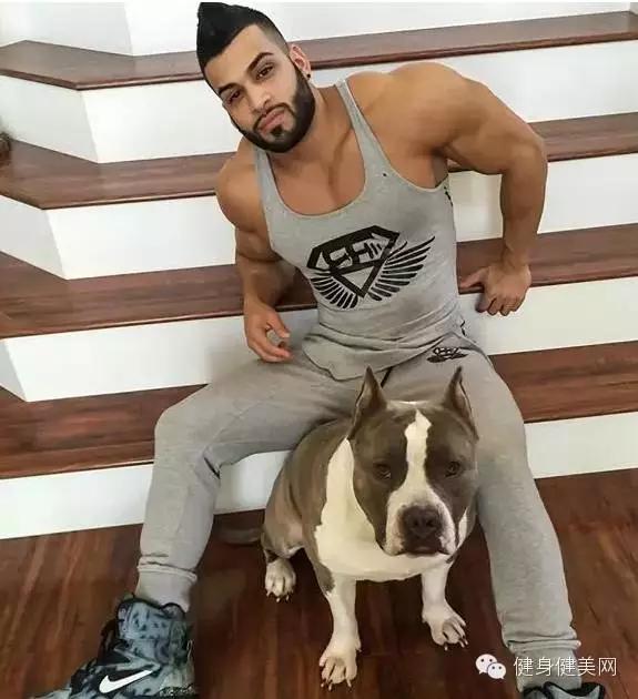 光头络腮胡肌肉男人,肌肉最猛而且非常帅的肌肉男