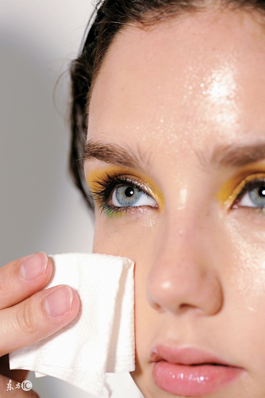 脸上长斑长痘应该用什么化妆品,长痘长斑出油用什么护肤品