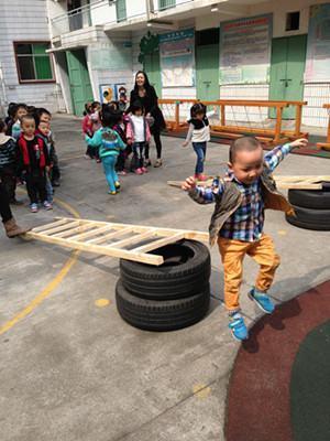 幼儿园自制体育器械有哪些,幼儿园自制户外体育器械手脚并用
