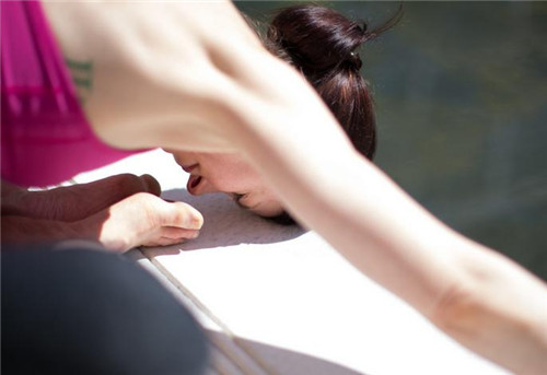 办公室练瑜伽的小动作,从零开始学瑜伽办公室瑜伽