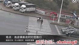 女孩过马路摔倒被车轧二次,女孩过马路被车撞到