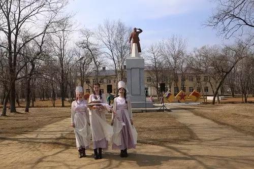 开着小车哼着小曲,开着车哼着歌结果一面包车掉头