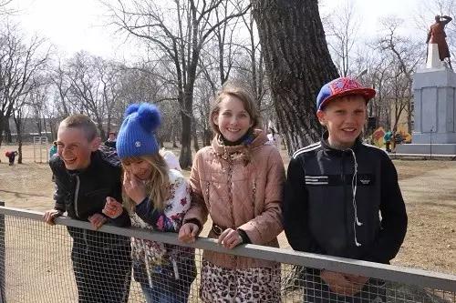 开着小车哼着小曲,开着车哼着歌结果一面包车掉头