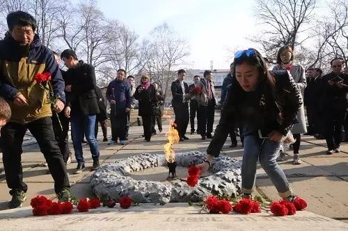 开着小车哼着小曲,开着车哼着歌结果一面包车掉头