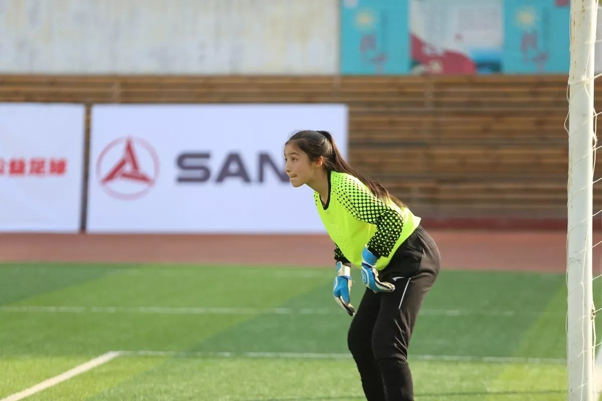 *疆新**校园足球涌现出美女门神素颜不输迪丽热巴赛场不惧男足小将