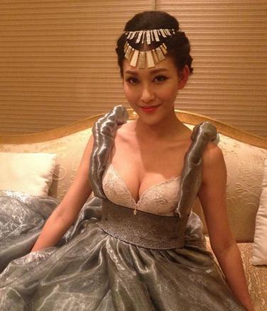 她为父还债!因《云海玉弓缘》走红,曾因拒绝*规则潜**被雪藏