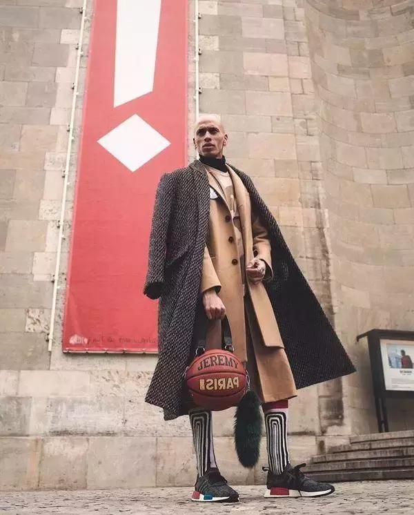 大衣搭配球鞋,一件大衣搭配一双球鞋时髦到爆了