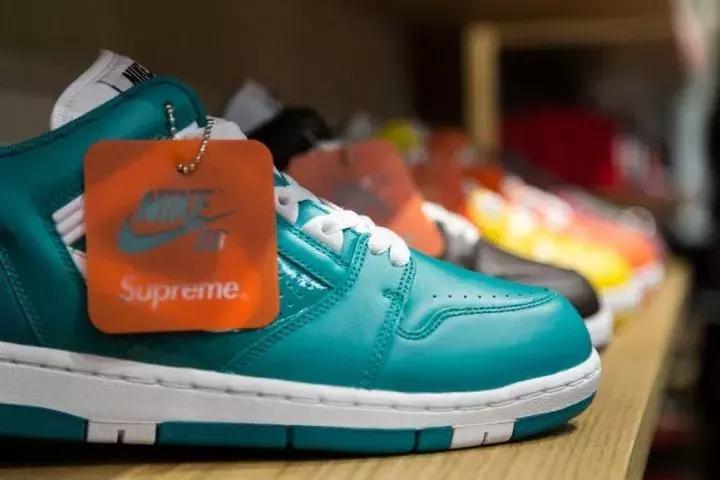 一件t恤才400,supreme经典款t恤