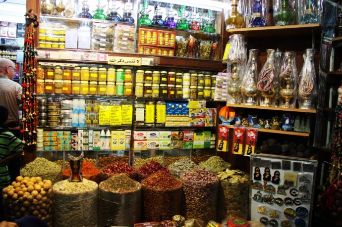 乘着地铁，乐购迪拜