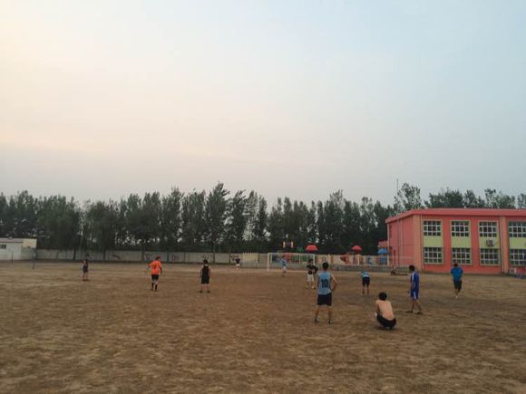 跑火车遇到的怪事,奇葩足球场