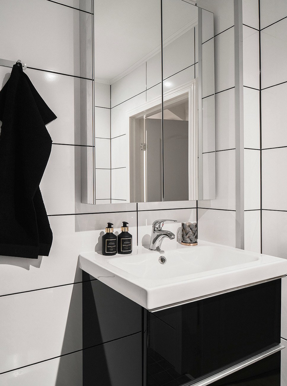 卫生间浴室柜太脏？老婆只用了一张纸，立马干干净净！